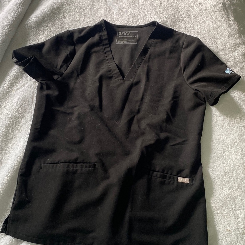 Black figs scrub top
